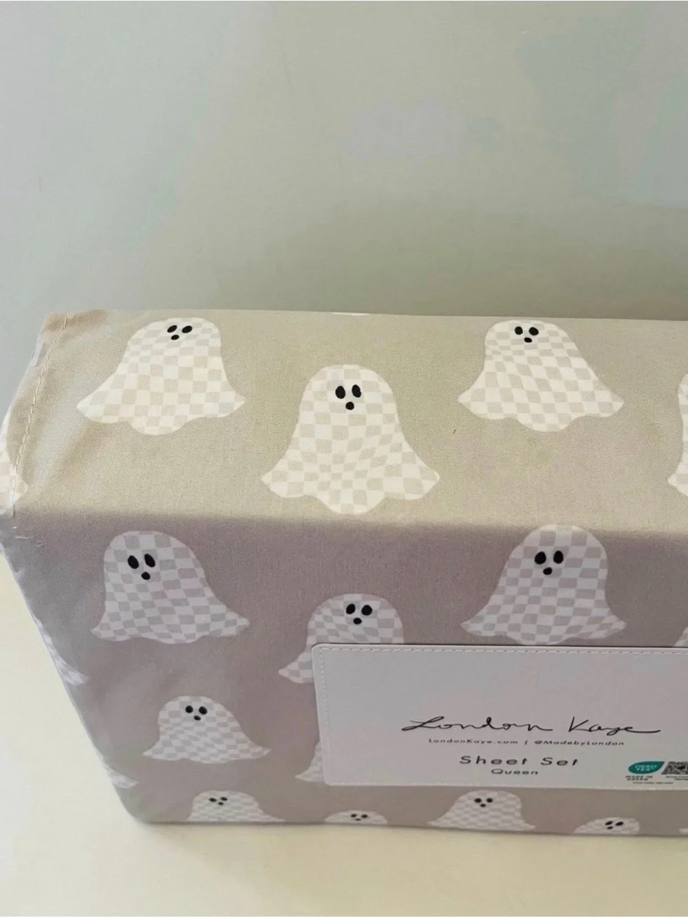 London Kaye Gray with Checkerboard Ghosts Queen Size Halloween Sheet Set